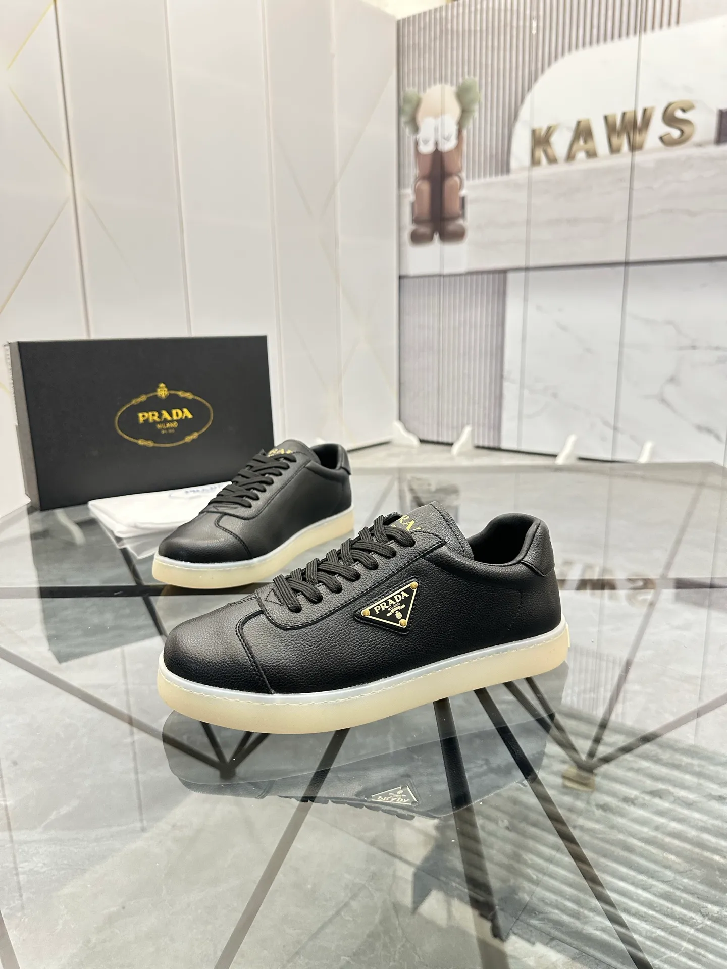 Men's shoes: 💰P400¥ Product trademark: Prada *"Prada*" low-top casual shoes Regular size: 38-44 (can be customized to 45) Product materials: imported cowhide upper, sheepskin lining, original outsole. Number: 020